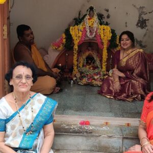 Priyanka Upendra Instagram - Nagarapanchami habba da Shubhashaya🙏🏻🙏🏻🙏🏻 @nimmaupendra @aayushuppi @niranjansudhindra @sudhindra999 @veenasudhindra @nidarshan_sudhindra @anusuya_bm