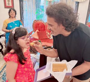 Priyanka Upendra Instagram - Amma, Omi & I enjoyed meeting such a loving and down-to-earth couple,  @priyanka_upendra and @nimmaupendra sir at their home in Bengaluru 🥰
Priyanka made us delicious food and Uppi sir ordered melt-in-your-mouth Mysore Pak for Omi ❤️👌🏼
Blessed to be associated with this beautiful couple to help our society.
