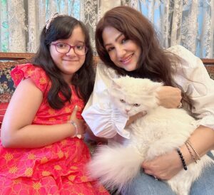 Priyanka Upendra Instagram - Amma, Omi & I enjoyed meeting such a loving and down-to-earth couple,  @priyanka_upendra and @nimmaupendra sir at their home in Bengaluru 🥰
Priyanka made us delicious food and Uppi sir ordered melt-in-your-mouth Mysore Pak for Omi ❤️👌🏼
Blessed to be associated with this beautiful couple to help our society.