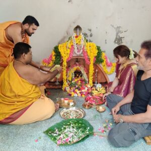 Priyanka Upendra Instagram - Nagarapanchami habba da Shubhashaya🙏🏻🙏🏻🙏🏻 @nimmaupendra @aayushuppi @niranjansudhindra @sudhindra999 @veenasudhindra @nidarshan_sudhindra @anusuya_bm
