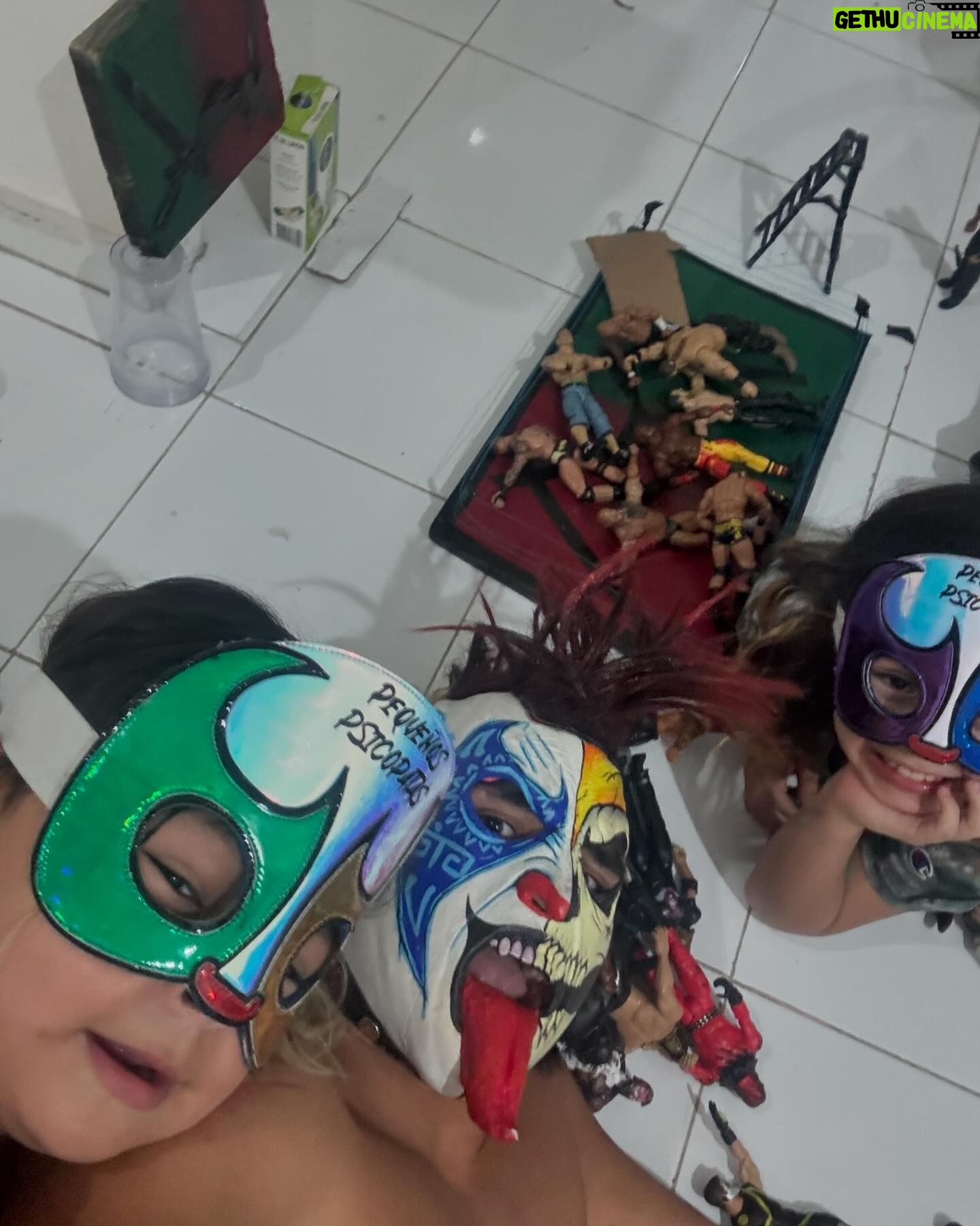 Psycho Clown - 1K Likes - Mis bebés @lospequenos_psicopatas y yo nos pusimos a armar un ring y un escenario con madera que encontramos por ahí 😂 , sea como sea , no se necesita tener muchas cosas para pasar un bonito domingo con mi familia , y espero que DIOS padre santo también bendiga a todos ustedes como familia . Les mandamos un abrazo con mucho cariño a todos .