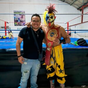 Psycho Clown Instagram - Festejando con mi amigo Miguel y @producciones_ave y Producciones TC . Este fin de semana de mucha lucha libre tengo el honor de ser el primer campeón de campeones de estas empresas que ya tienen historia y van creciendo en la
Industria de la lucha libre .
Gané el cinturón vs @d_m_t_a_z_u_l y @forasteroreyes , que cuando quieran les doy la revancha por este campeonato que vale oro puro, y también está bañado en 24 kilates 🤘🏼🤡 .

P.D. El pequeño Psicopata que está atrás de nosotros le pedí muchas veces que se pisaría en la foto y prefirió subirse a luchar.

Alguien me ayuda a moverlo de LUGAR , por favor .😅