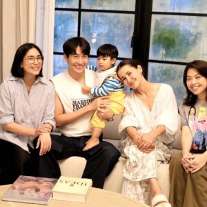 Puttichai Kasetsin Instagram - 1 ปี นิดๆที่ไม่ได้เจอกัน หลานดูติดพ่อห่างป้าแอนนิดนึงนะครับ 😂 นี่แม่ทูนหัวน้าลูก ทองเส้นสุดท้ายในเซฟป้าแอนก็ให้หนูมาแล้วนะ 😆🙏🏼 @pjpjpitt 

ขอบคุณเจ้าของบ้านคนสวยใจดี มีอาหารให้แม่ท้องกินอย่างเต็มที่นะคะ กุ้งแพคือดีจริงจังค่ะ @annethong ขอบคุณป้าโอ๋ผู้น่ารักนำขนมอร่อยๆมากฝากนะครับ @oh_rachel พ่อแม่อิ่มมาก ส่วนลูกได้ของเล่นกลับบ้านมากมาย วันหลังขอแก้ตัวเจอน้อลแอนดี้อีกรอบนะครับรอบนี้ผมมีระแวง 😅

ป.ล.บ้านป้าแอนสวยมากเลยคร้าบ ☺️❤️🏡
