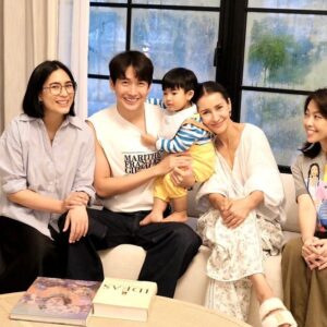 Puttichai Kasetsin Instagram - 1 ปี นิดๆที่ไม่ได้เจอกัน หลานดูติดพ่อห่างป้าแอนนิดนึงนะครับ 😂 นี่แม่ทูนหัวน้าลูก ทองเส้นสุดท้ายในเซฟป้าแอนก็ให้หนูมาแล้วนะ 😆🙏🏼 @pjpjpitt 

ขอบคุณเจ้าของบ้านคนสวยใจดี มีอาหารให้แม่ท้องกินอย่างเต็มที่นะคะ กุ้งแพคือดีจริงจังค่ะ @annethong ขอบคุณป้าโอ๋ผู้น่ารักนำขนมอร่อยๆมากฝากนะครับ @oh_rachel พ่อแม่อิ่มมาก ส่วนลูกได้ของเล่นกลับบ้านมากมาย วันหลังขอแก้ตัวเจอน้อลแอนดี้อีกรอบนะครับรอบนี้ผมมีระแวง 😅

ป.ล.บ้านป้าแอนสวยมากเลยคร้าบ ☺️❤️🏡