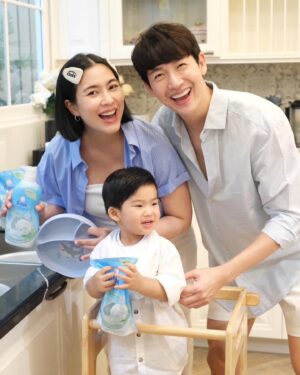 Puttichai Kasetsin Instagram - เรื่องงานบ้านเพื่อลูกไว้ใจแม่ได้ 😁 งานละเอียด

นี่เลยผลิตภัณฑ์ล้างจาน ดีนี่ โปรคลีน 

บ้านเราเลือกที่สะอาด ปลอดภัย ทำความสะอาด และขจัดคราบและกลิ่นคาวอาหารได้ อย่างดีนี่ที่เป็นสูตรออแกนิค อ่อนโยน มีผลทดสอบ Hypoallergenic มีกลิ่นที่หอมแบบสะอาด ให้เลือกทั้งแบบขวดและแบบเติม

☑️ กลิ่นส้มและใบชามาตราฐาน ฟู้ดเกรด ไม่มีสารอันตราย มั่นใจว่าปลอดภัย แถมมี PH Balance ช่วยถนอมมือแม่ๆด้วยน้า ใช้ได้สำหรับทุกคนในบ้านเลยคร้าบ

#ดีนี่ #DneeThailand #DneeOrganic @dneethailand
