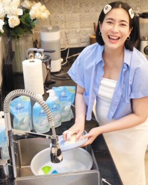 Puttichai Kasetsin Instagram - เรื่องงานบ้านเพื่อลูกไว้ใจแม่ได้ 😁 งานละเอียด

นี่เลยผลิตภัณฑ์ล้างจาน ดีนี่ โปรคลีน 

บ้านเราเลือกที่สะอาด ปลอดภัย ทำความสะอาด และขจัดคราบและกลิ่นคาวอาหารได้ อย่างดีนี่ที่เป็นสูตรออแกนิค อ่อนโยน มีผลทดสอบ Hypoallergenic มีกลิ่นที่หอมแบบสะอาด ให้เลือกทั้งแบบขวดและแบบเติม

☑️ กลิ่นส้มและใบชามาตราฐาน ฟู้ดเกรด ไม่มีสารอันตราย มั่นใจว่าปลอดภัย แถมมี PH Balance ช่วยถนอมมือแม่ๆด้วยน้า ใช้ได้สำหรับทุกคนในบ้านเลยคร้าบ

#ดีนี่ #DneeThailand #DneeOrganic @dneethailand
