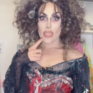 Pythia Instagram - When grocery prices keep going up… 🐈‍⬛🥧 #halloween #halloween2022 #sweeneytodd #mrslovett #timburton #timburtonmakeup