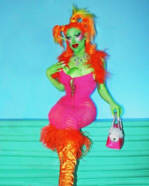 Pythia Instagram - Just landed back to Earth after my vacation to Mars! Do you like my tan? 🌎🛸👽