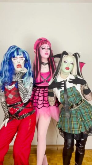 Pythia Instagram - The ghoul-est kids in school! 💕🎃👻🖤 #monsterhigh #monsterhighmakeup #halloween @denimpusssy @fawndarling.xo