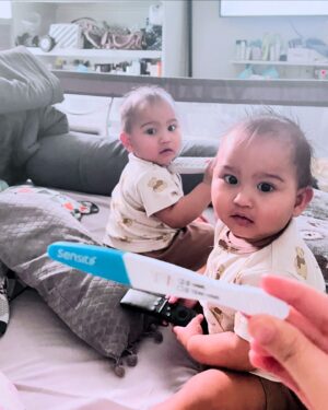 Qausar Harta Yudana Instagram - Ekspresi Lam sama Vee pas tau mau punya adek waktu itu, kira2 kalau bisa ngomong bilang apa yaa🫣🤭🥹🫶🏻🫶🏻🔥🔥 #masyallah #maqaufamily #lv #twin #pregnant