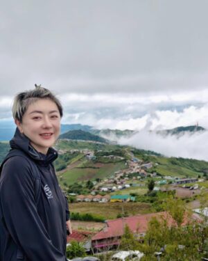 Quan Yi Fong Instagram - 年轻的时候想要旅行，但是没钱
长大了以后喜欢旅行，可是没闲
在多年以后可以旅行，已经没人。

这次能够和三五好友结伴出行，看到城堡，旋转木马，看到可爱的泡泡茶，看到高耸入云的山峦，云海之间的森林，都可以让我们兴奋不已，虽然大家年纪都大了，但是初心不改，那种兴奋，那种精力，每天都能发自内心的开怀大笑，那份最纯粹的快乐突然心中有一份感动……
年龄不是障碍，他只是一个数字，我们都不年轻了，早年大家在演艺圈什么大千世界没看过？ 什么海市蜃楼没见过？
放下了工作，回归到最原本的模样
原来初心不变……
