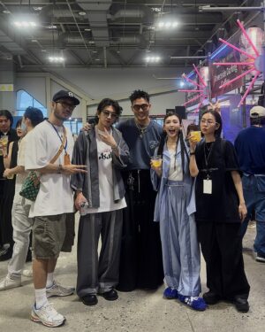 Queen Wei Instagram - — GQ Style Fest 2024 —

我手機裡僅有的幾張珍貴合照（哈）。

-

感謝邀請，感謝我們有GQ Style Fest，
每一年可以參與這樣關於潮流關於音樂關於流行的活動，
真的非常幸福！

辛苦了所有的工作人員，
所有完成這場活動的大家都值得無數個Respect！

-

今年更感動的事情還有，
越來越多人穿著RETEM03的服裝來參加活動，
不管是不是衝著我來的都好，
反正你們穿著來就是給我給RETEM03最無敵的肯定。

努力是會上癮的，
尤其是被越來越多人真心的肯定和喜歡，
謝謝你們不斷的選擇我們。

-

已經在期待明年了。

／

#GQStyleFest2024 #GQ潮流文化祭 
#林先林太 #retem03 
#我錯過那天的太陽