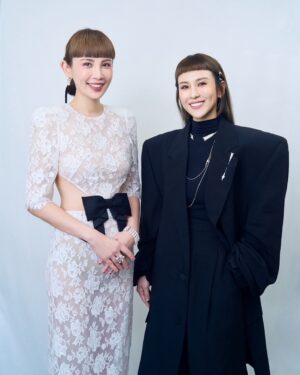 Queen Wei Instagram - 同場加映：魏氏姐妹。

-

謝謝喜愛我們的你們。

越認識我們多一點，
就越知道我們兩個有多不一樣。🤭

-

謝謝我姐跟我一起頒獎！

／

#金曲35頒獎嘉賓
#魏氏姐妹
#我是妹妹
