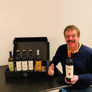 Quim Barreiros Instagram - Além do prato principal gosto de ter um bom acompanhamento. Cada vez que como o bacalhau da minha Maria gosto de o acompanhar com uma bela pomada da @capwineportugal ! 😉 

#quimfluencer #QuimBarreiros #ReiQuim #tioquim #vinho
