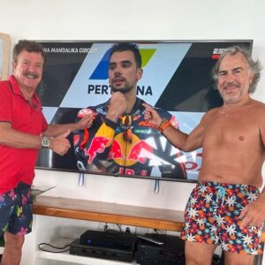 Quim Barreiros Instagram - Siga @88migueloliveira! 🏆 Mesmo na Colômbia, eu e o meu amigo Zé Vieira festejamos a tua vitória. Força! 💪🇵🇹