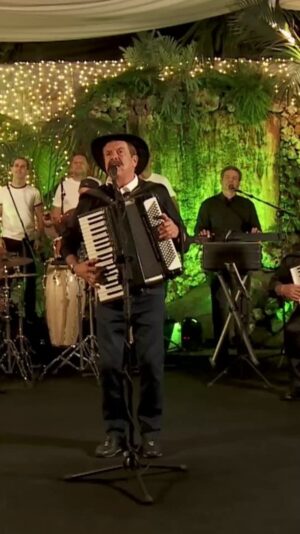 Quim Barreiros Instagram - Quem é que gosta das festas da vindima? Aqui vai o meu mais recente vídeo, a festeja-las! De falar em festas, quem anda por aí que não falta a uma em que eu lá estou? 🤠 

Link na bio para as ter todas na ponta da língua!