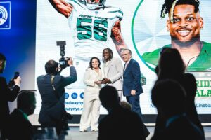 Quincy Williams Instagram - Last night I had the opportunity to represent something more than myself. I was fortunate enough to be recognized as the Jets’ recipient of the United Way of New York’s Hometown Hero award at the 2024 Gridiron Gala. I accepted this award on behalf of those that inspire me every day…my family, my teammates and most importantly my mother.   

@unitedwaynyc #gridirongala @nyjets 

📸: @sarahsnyderphoto