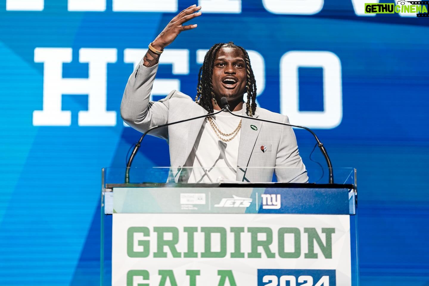 Quincy Williams - 7.1K Likes - Last night I had the opportunity to represent something more than myself. I was fortunate enough to be recognized as the Jets’ recipient of the United Way of New York’s Hometown Hero award at the 2024 Gridiron Gala. I accepted this award on behalf of those that inspire me every day…my family, my teammates and most importantly my mother.
@unitedwaynyc #gridirongala @nyjets
📸: @sarahsnyderphoto