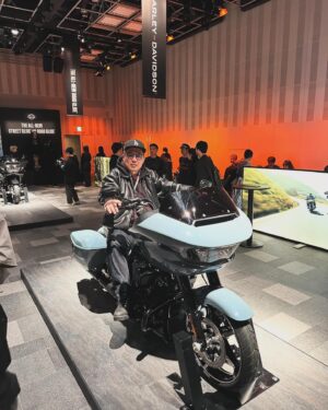 RED RICE Instagram - 今日はハーレーダビッドソンのストリートグライドとロードグライドの2024新型車のローンチパーティ行ってきました😎🔥
ハーレーダビッドソンジャパンの野田社長にいろいろお話し聞いてきたよ👍
めっちゃいい人でした😍
新型のロードグライドありえないくらいカッコいい‼️
特にこのシャークスキンブルーヤバイ‼️
免許取りたての時くらいバイク欲しくなってます🤣
ワクワクして寝れなそう😭
みんなチェックしてみてね
#ハーレーダビッドソン
#harleydavidson 
#roadglide 
#streetglide 
#harleydavidson_worldwide 
#harleydavidsonjapan