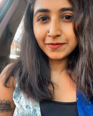 RJ Ananthi Instagram - Do I look like someone who’s tired from talking to “Customer Care” for half an hour? Don’t look like it?But I was. #pokerface 

P.S Don’t believe everything you see on #instagram