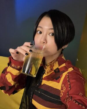 RaMu Instagram - 今日は大阪某所で開催されてる
JJのイベントに参加してきたぞ！！

ジャスミン焼酎のジャスミン茶割りっていう飲み方らしい！
ジャスミンの香りがめちゃくちゃ上品で、ジャスミン好きにはたまらん飲み方！！

会場もジャスミンの香りが充満してて、ミステリアスな案内人もいた😂😂かわち

今は懐かしきvine仲間の大関れいかちゃんもいた！！！！アツ！！！お酒で繋がるとは！！笑

12月15日(金)〜12月16日(土)の2日間限定開催だから、みんな謎を解いて参加してみてちょー^_^

謎は大阪アメ村のOOHやJJサイトにあるよ〜

#JJトハナニカ
#サントリー
#PR