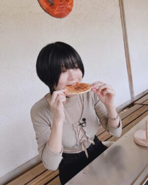 RaMu Instagram - #草加せんべいの庭 で人生初せんべい焼き体験！！
先生に教わったせんべいは上手く焼けたのに自分で焼いたら焦がしました。
かなしい。

 #草加
 #草加せんべい
 #埼玉の逆襲
 #いいねお願いします