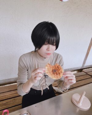 RaMu Instagram - #草加せんべいの庭 で人生初せんべい焼き体験！！
先生に教わったせんべいは上手く焼けたのに自分で焼いたら焦がしました。
かなしい。

 #草加
 #草加せんべい
 #埼玉の逆襲
 #いいねお願いします