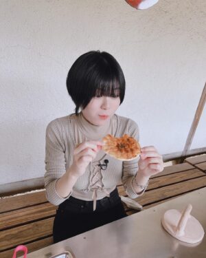 RaMu Instagram - #草加せんべいの庭 で人生初せんべい焼き体験！！
先生に教わったせんべいは上手く焼けたのに自分で焼いたら焦がしました。
かなしい。

 #草加
 #草加せんべい
 #埼玉の逆襲
 #いいねお願いします