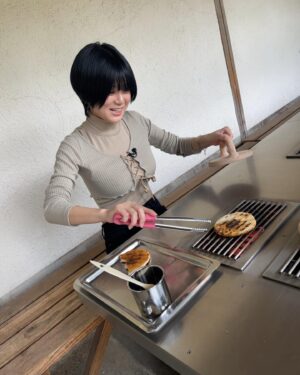 RaMu Instagram - #草加せんべいの庭 で人生初せんべい焼き体験！！
先生に教わったせんべいは上手く焼けたのに自分で焼いたら焦がしました。
かなしい。

 #草加
 #草加せんべい
 #埼玉の逆襲
 #いいねお願いします
