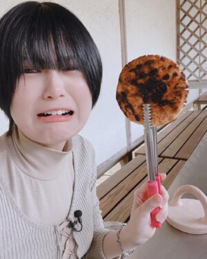 RaMu Instagram - #草加せんべいの庭 で人生初せんべい焼き体験！！
先生に教わったせんべいは上手く焼けたのに自分で焼いたら焦がしました。
かなしい。

 #草加
 #草加せんべい
 #埼玉の逆襲
 #いいねお願いします