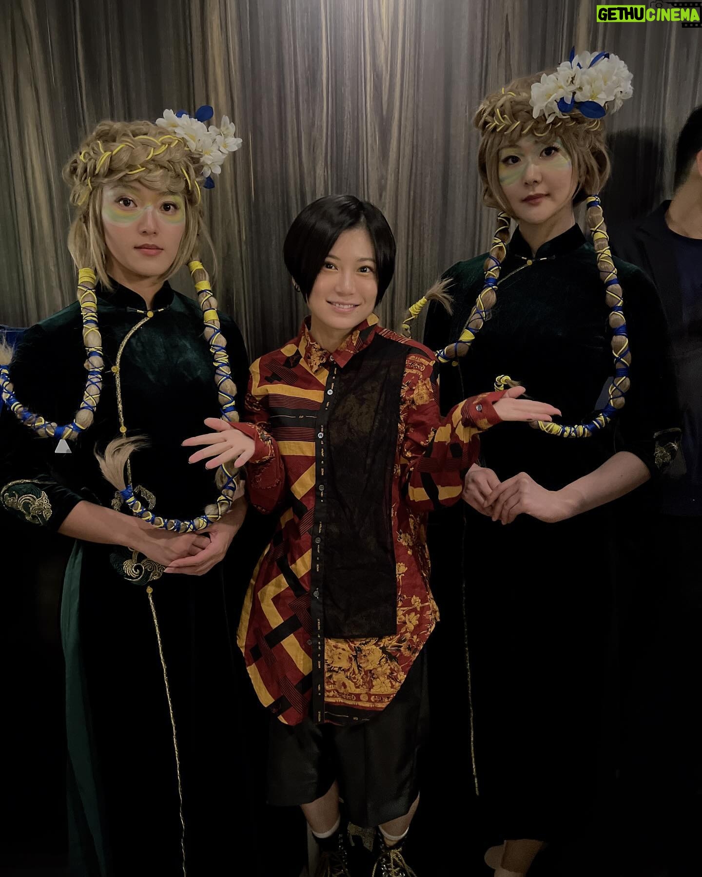 RaMu - 3.2K Likes - 今日は大阪某所で開催されてる
JJのイベントに参加してきたぞ!!
ジャスミン焼酎のジャスミン茶割りっていう飲み方らしい!
ジャスミンの香りがめちゃくちゃ上品で、ジャスミン好きにはたまらん飲み方!!
会場もジャスミンの香りが充満してて、ミステリアスな案内人もいた😂😂かわち
今は懐かしきvine仲間の大関れいかちゃんもいた!!!!アツ!!!お酒で繋がるとは!!笑
12月15日(金)〜12月16日(土)の2日間限定開催だから、みんな謎を解いて参加してみてちょー^_^
謎は大阪アメ村のOOHやJJサイトにあるよ〜
#JJトハナニカ
#サントリー
#PR