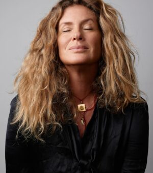 Rachel Hunter Instagram - Since entering the public eye in the ‘90s, Rachel Hunter has worked extensively in film and television, graced the covers of the world’s most famous magazines - including Vogue, Elle and Sports Illustrated - and now trains and teaches extensively in the realms of yoga and meditation.

She’s undoubtedly one of Aotearoa’s favourite daughters and, like any member of the whānau, you miss them if they’re away too long. 

Frank is bloody chuffed to be working with ‘Our Rach’ and we’re looking forward to seeing lot more of her around here.