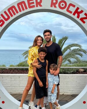 Rachel Legrain-Trapani Instagram - Last day with my family in Spain 🇪🇸❤️🥲

J-13 avant notre nouveau départ ❤️

#family #love #lloretdemar