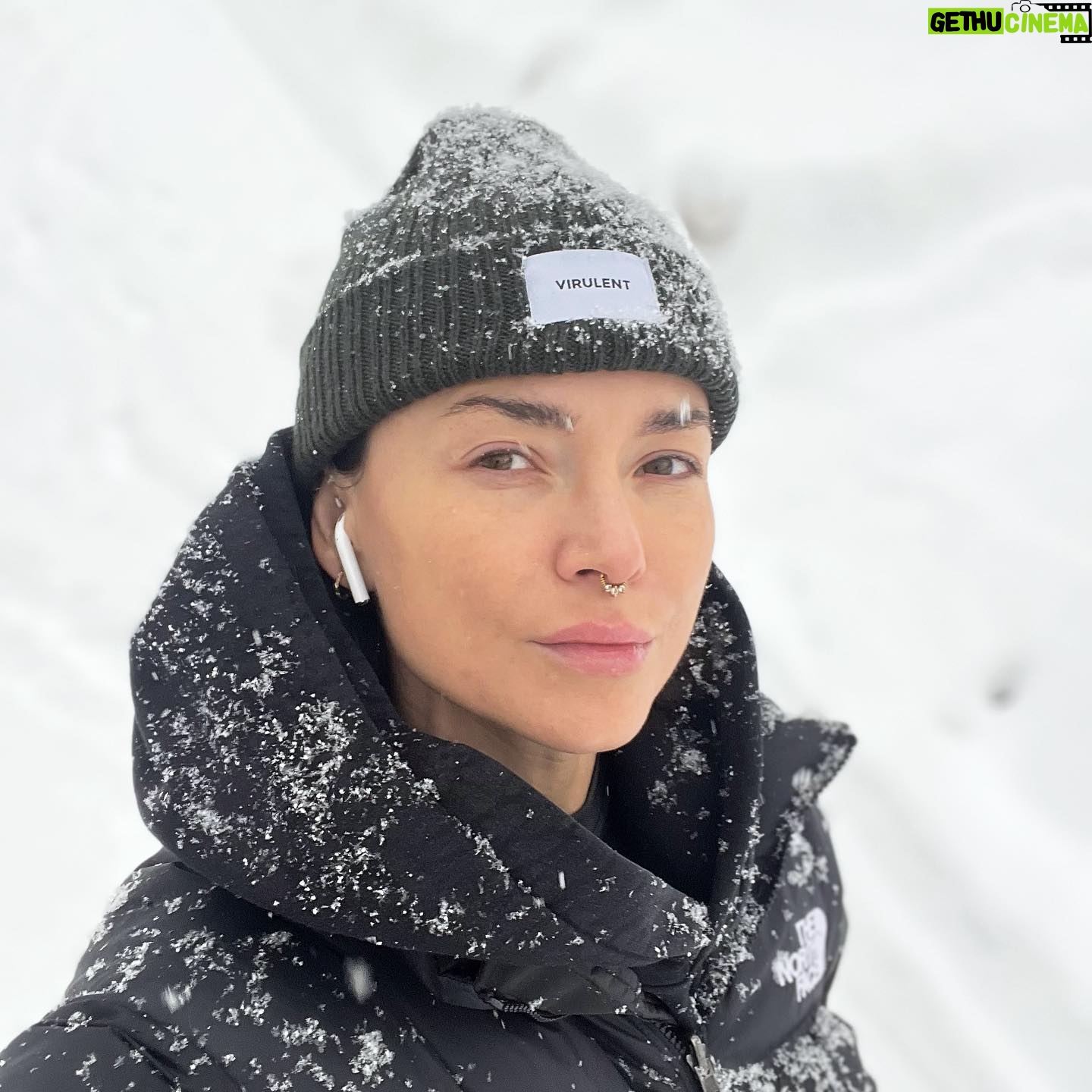 Radka Třeštíková - 7K Likes - Myslíte, že lidé ještě dokáží vnímat rozdíl mezi realitou a instagramem? Já jen, že se mě neustále někdo ptá na to, kde mám děti. Někde kolem sebe je mám, lide. A chodím oblečená😁
