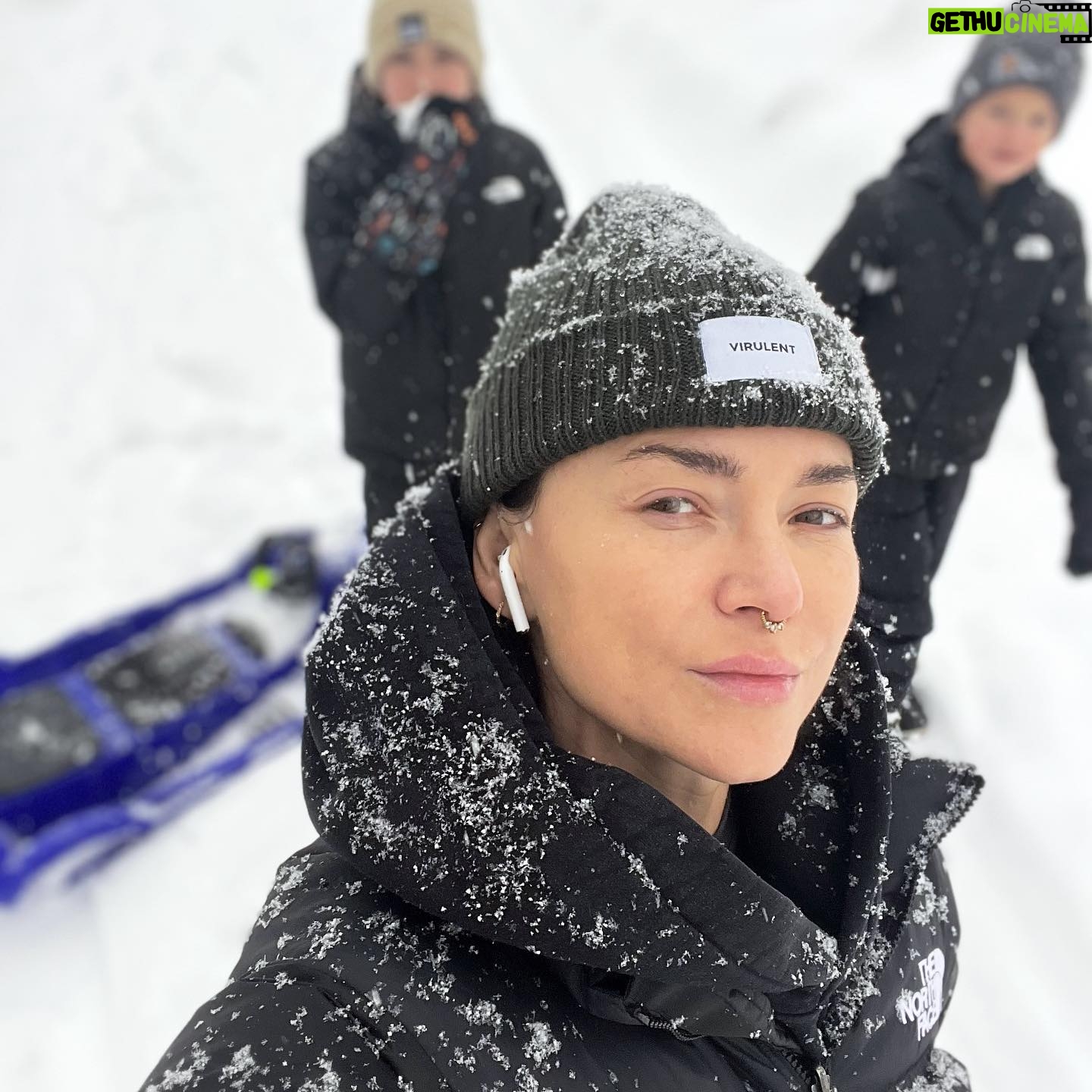Radka Třeštíková - 7K Likes - Myslíte, že lidé ještě dokáží vnímat rozdíl mezi realitou a instagramem? Já jen, že se mě neustále někdo ptá na to, kde mám děti. Někde kolem sebe je mám, lide. A chodím oblečená😁