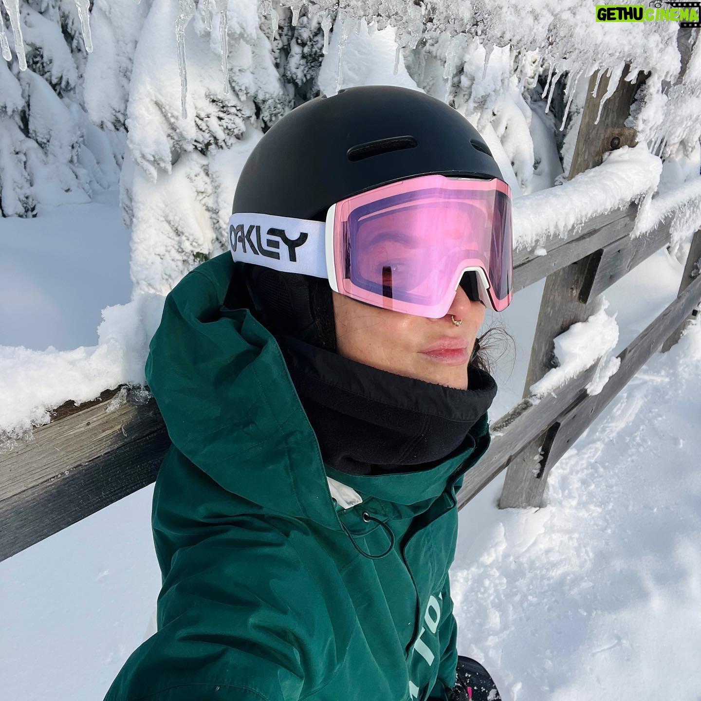 Radka Třeštíková - 7K Likes - Myslíte, že lidé ještě dokáží vnímat rozdíl mezi realitou a instagramem? Já jen, že se mě neustále někdo ptá na to, kde mám děti. Někde kolem sebe je mám, lide. A chodím oblečená😁