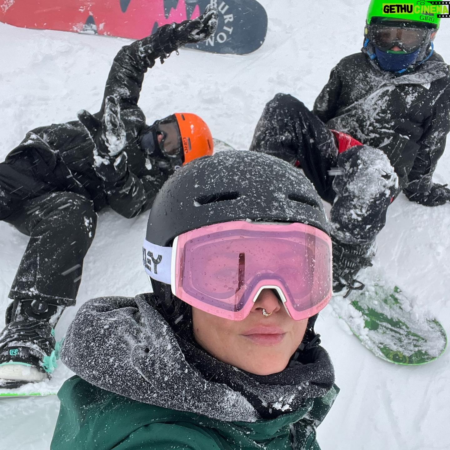 Radka Třeštíková - 7K Likes - Myslíte, že lidé ještě dokáží vnímat rozdíl mezi realitou a instagramem? Já jen, že se mě neustále někdo ptá na to, kde mám děti. Někde kolem sebe je mám, lide. A chodím oblečená😁