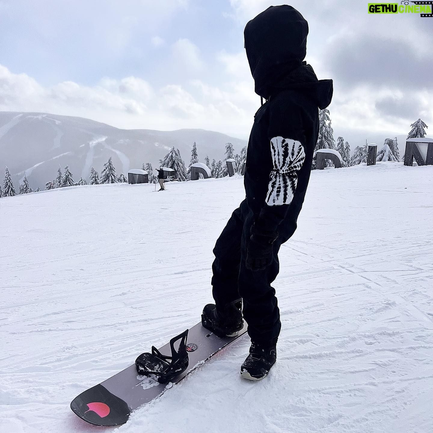 Radka Třeštíková - 7K Likes - Myslíte, že lidé ještě dokáží vnímat rozdíl mezi realitou a instagramem? Já jen, že se mě neustále někdo ptá na to, kde mám děti. Někde kolem sebe je mám, lide. A chodím oblečená😁