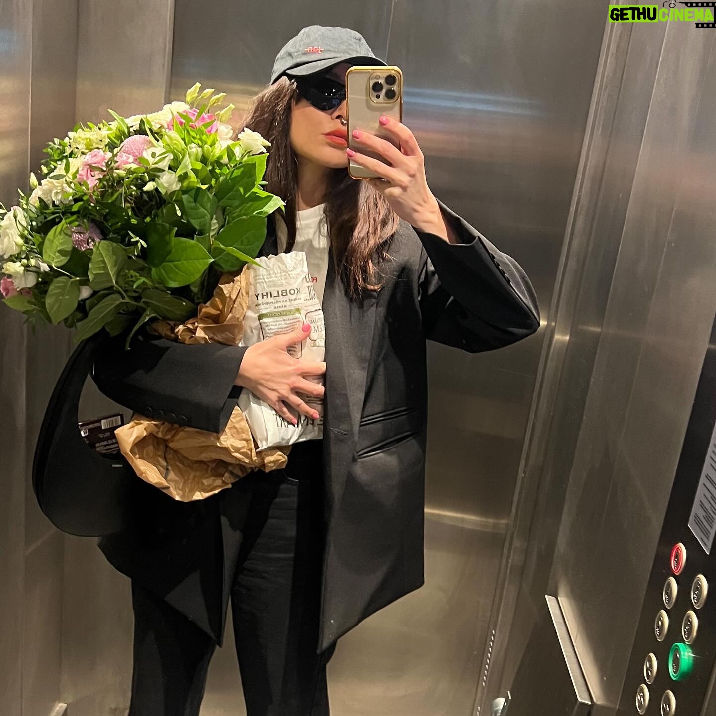 Radka Třeštíková - 5.6K Likes - elevator photo dump