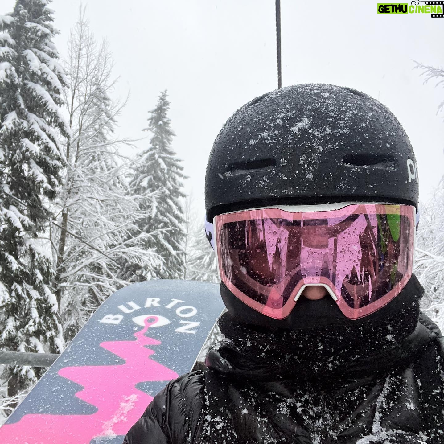 Radka Třeštíková - 7K Likes - Myslíte, že lidé ještě dokáží vnímat rozdíl mezi realitou a instagramem? Já jen, že se mě neustále někdo ptá na to, kde mám děti. Někde kolem sebe je mám, lide. A chodím oblečená😁