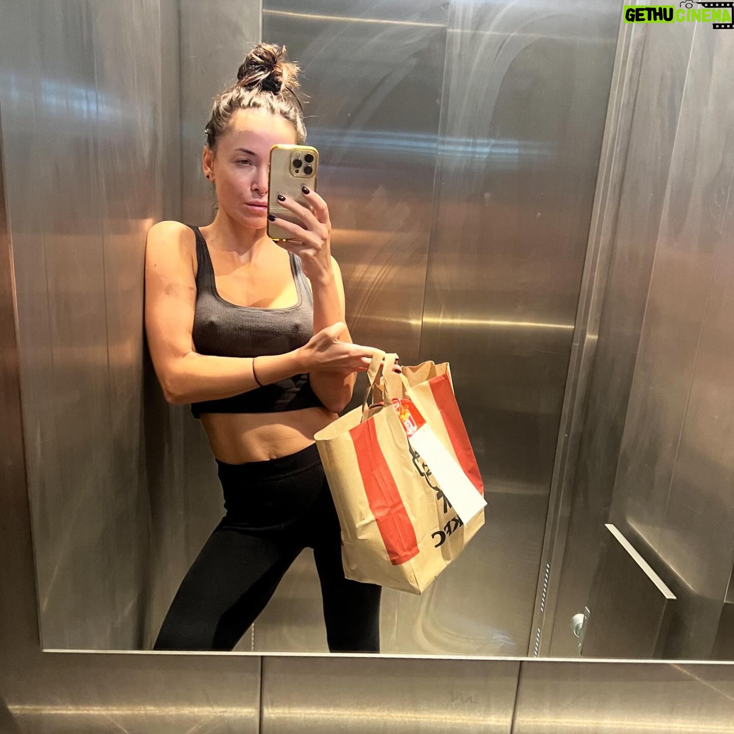 Radka Třeštíková - 5.6K Likes - elevator photo dump