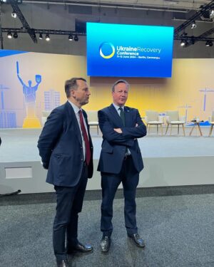 Radoslaw Sikorski Instagram - Razem z Annaleną Baerbock, Dmytro Kulebą, Antonio Tajanim, Davidem Cameronem i Penny Pritzker podczas konferencji o odbudowie Ukrainy zaczynamy dyskusję „United in Defence. United in Recovery. Stronger Together” 🇺🇦

➡️ Polska 🇵🇱 chce być centrum odbudowy Ukrainy, tak jak teraz jest centrum pomocy wojskowej.

➡️ Dzieląc się naszymi doświadczeniami i osiągnięciami, możemy być również pomocni dla ukraińskich urzędników państwowych i negocjatorów akcesji 🇺🇦 do 🇪🇺
