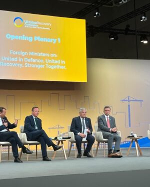 Radoslaw Sikorski Instagram - Razem z Annaleną Baerbock, Dmytro Kulebą, Antonio Tajanim, Davidem Cameronem i Penny Pritzker podczas konferencji o odbudowie Ukrainy zaczynamy dyskusję „United in Defence. United in Recovery. Stronger Together” 🇺🇦

➡️ Polska 🇵🇱 chce być centrum odbudowy Ukrainy, tak jak teraz jest centrum pomocy wojskowej.

➡️ Dzieląc się naszymi doświadczeniami i osiągnięciami, możemy być również pomocni dla ukraińskich urzędników państwowych i negocjatorów akcesji 🇺🇦 do 🇪🇺