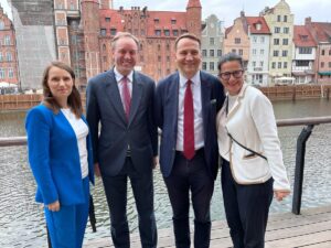 Radoslaw Sikorski Instagram - Podczas ostatniego dnia kampanii wyborczej do Parlamentu Europejskiego odwiedziłem Pomorze 🇵🇱🇪🇺🌊

W najbliższą niedzielę wybieramy naszych przedstawicieli i przedstawicielki. Każdy głos się liczy!

❎ lista nr. 5 - Koalicja Obywatelska

@platformaobywatelska