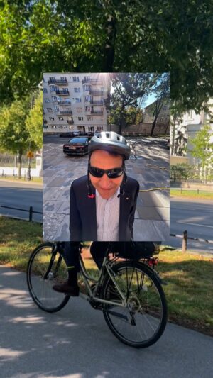 Radoslaw Sikorski Instagram - W drodze do pracy 🚲