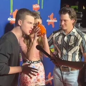 Raegan Revord Instagram - Me and Montana being in awe of the @nickelodeon blimp: a series 🤭 #kca