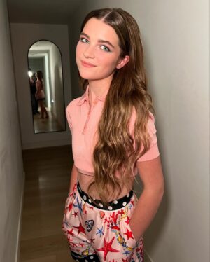 Raegan Revord Instagram - Favorite family tv show!!! 🏆 thank you to all the fans that voted and for all the love and support over the years! Thank you @kidschoiceawards and @nickelodeon for having us. 🫶

Hair: @claytonhawkins 
Makeup: @allanface 
Nails: @nails_of_la 
Style: @dolcegabbana