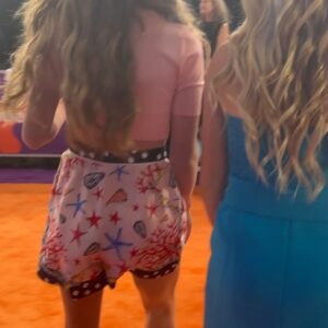 Raegan Revord Instagram - Favorite family tv show!!! 🏆 thank you to all the fans that voted and for all the love and support over the years! Thank you @kidschoiceawards and @nickelodeon for having us. 🫶

Hair: @claytonhawkins 
Makeup: @allanface 
Nails: @nails_of_la 
Style: @dolcegabbana