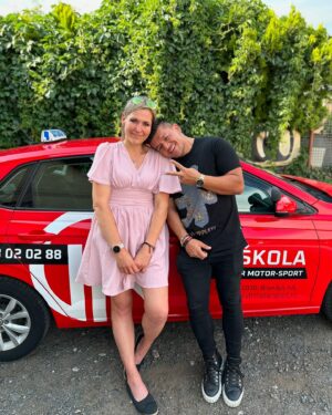 Raego Instagram - Jak jsme vás již informovali, tak poukaz na výuku a výcvik sk.”B” v naší autoškole má svou šťastnou výherkyni 🫶🏻❤️
Ještě bychom však rádi i touto cestou poděkovali @raegoreal za projevení důvěry a za to, že si vybral právě nás. Autoškolu z Brandýsa nad Labem. 
My se už teď moc těšíme, až u nás tato mladá maminka absolvuje svou cestu za získáním větší svobody a nezávislosti, což určitě získání řidičáku je. Věříme že, jí to pomůže posunout se v životě  tím správným směrem. 🫶🏻❤️
Velmi nás těší, že můžeme být u toho. Pokud vás tenhle příběh zajímá, sledujte tuto cestu společně s námi. ❤️🚗 
#dekujemezemuzeme #autoskolavtrmotorsport #autoskolabrandys #ridicak #ridicaknaauto #zezivotavautoskole #jsemucitelkaautoskoly #raego #raegoreal #whenthedreamscometrue