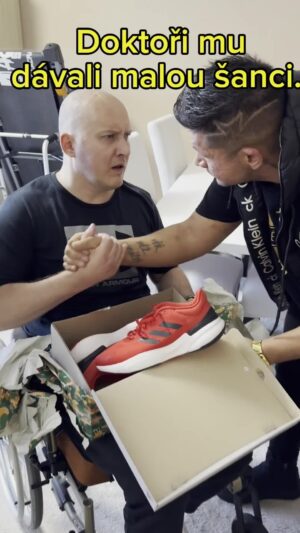 Raego Instagram - NEDÍVEJTE SE NA TOHLE VIDEO, pokud nechcete plakat. Sám jsem měl na krajíčku. Jsem tvrdej chlap a dokážu snést cokoliv, ale fakt, že jsem vložil naději a společně s partou blízkých lidí jsme nenechali ve štychu člověka, který mi v mládí kryl záda…. Mám ze sebe tak zvláštně dobrý pocit. Může si kdokoli udělat 1000 falešných profilů, ale nikdy nesmaže stopu, pomoci lidem, kteří to opravdu potřebovali. Potkal jsem spoustu úžasných lidí a strašně jsem vděčný, že vidím, jak se David zlepšuje a dějou se zázraky. Proto vás chci všechny požádat, abyste pro jeho rodinu, pro jeho statečnou ženu nechali v komentáři hezký vzkaz. Tohle není o mě. Tohle je o odvaze nás všech, ukázat, že jsme skutečně rodina. Vím, že nedokážu pomoc všem, ale díky, že můžu být u tvého vzestupu Davide! #inspiration #motivation #braininjury #love #brotherhood #support #family